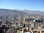 Estadio Hernan Siles oikealla, taustalla Illimani